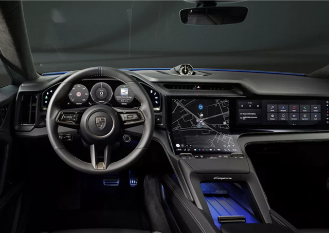 Le cockpit de la porsche cayenne électrique : où le luxe rencontre un écran de la taille d’un petit pays